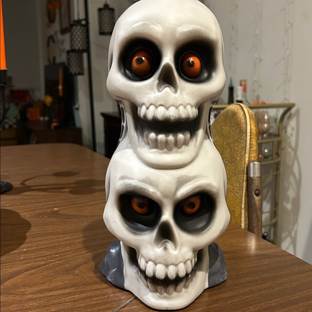 NWT Stacked Skulls blow mold light. Hyde and Eek!💀